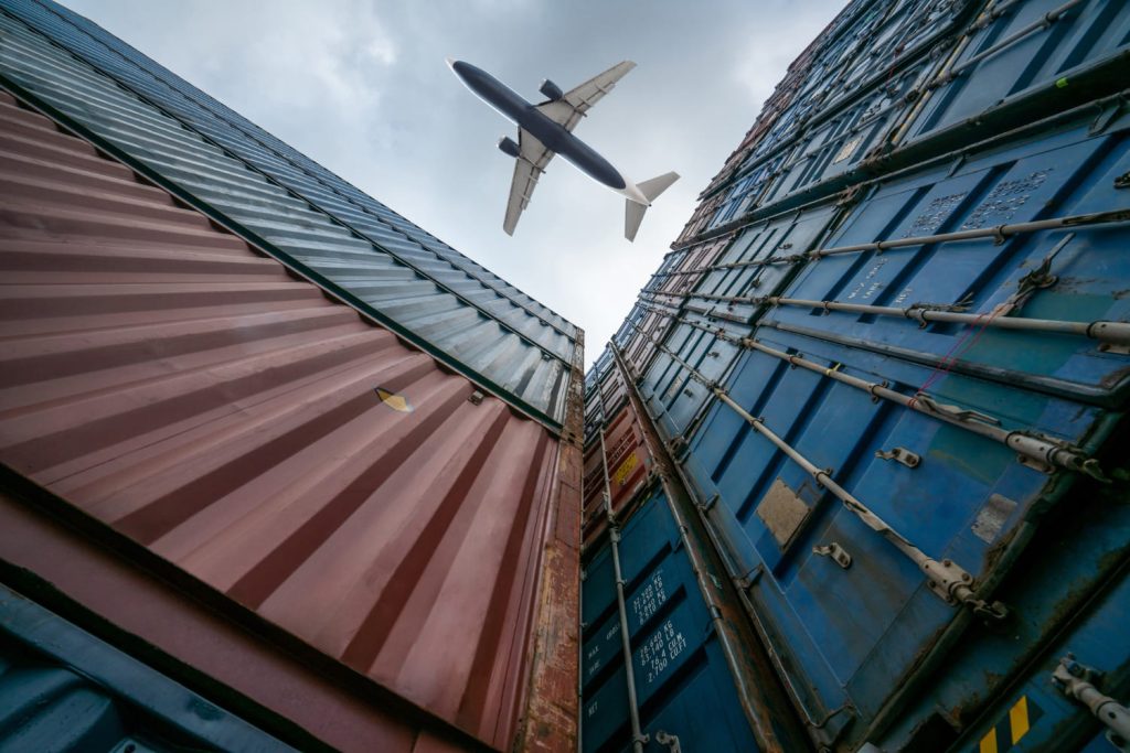 Avión por encima de contenedor